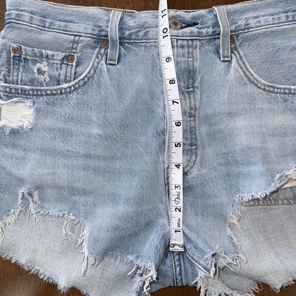 Levis 501 Jeans Cut Off Shorts Light Wash Distressed Raw Hem Button Fly W29 - Picture 12 of 14